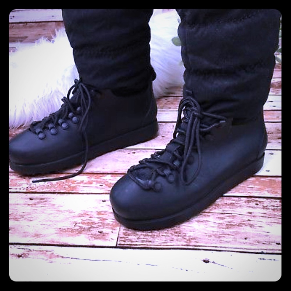 Round-Toe Waterproof Laced Snow Boots